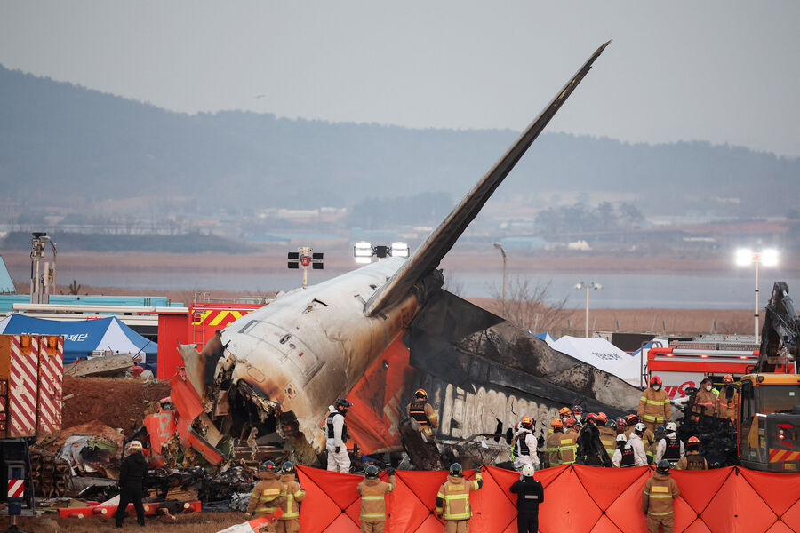 На&nbsp;месте крушения Boeing 737&nbsp;южнокорейской авиакомпании Jeju Air в&nbsp;аэропорту Муан, 29&nbsp;декабря 2024&nbsp;года
