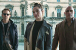 <b>«Красное уведомление» (2021)</b>
<br><br>
Попкорновый боевик Netflix, в котором Гадот сыграла вместе со старым знакомым по «Форсажу» Дуэйном Джонсоном, а также Райаном Рейнольдсом. Лента о поиске драгоценностей на момент выхода была самым дорогим полнометражным проектом платформы, ее бюджет составил около $200 млн. Считается, что большая его часть ушла на гонорары актерам.
