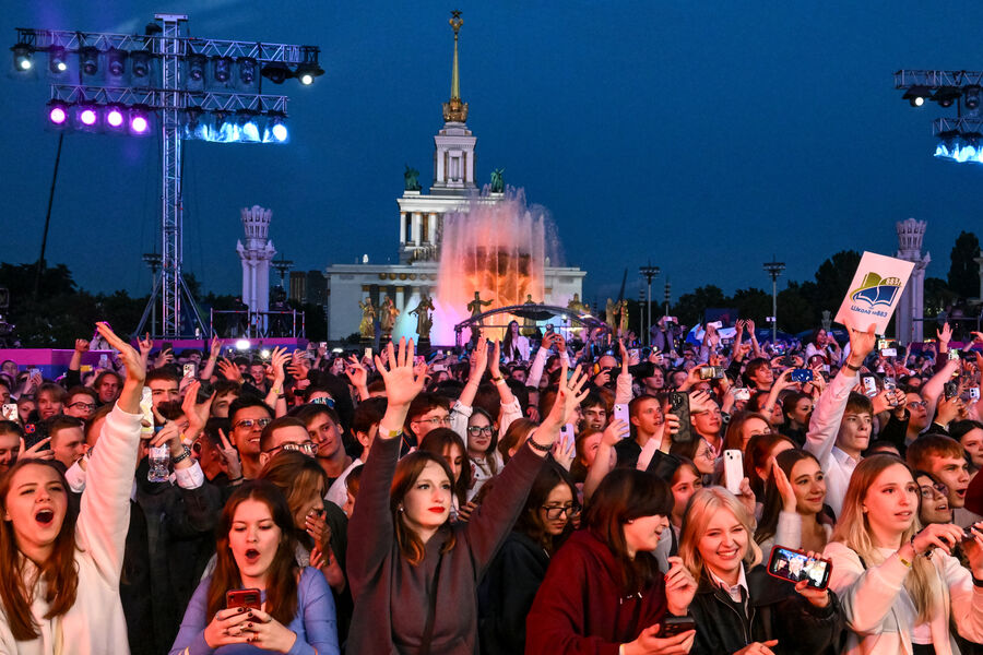 Выпускники московских школ на&nbsp;праздновании выпускного на&nbsp;ВДНХ, 27&nbsp;июня 2025&nbsp;года