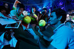 Роджер Федерер раздает автографы во время встречи с фанатами в Шанхае 