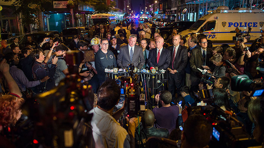 Мэр Нью-Йорка Билл де Блазио и комиссар полиции Джеймс О'Нилл отвечают на&nbsp;вопросы журналистов на&nbsp;месте взрыва в&nbsp;Нью-Йорке
