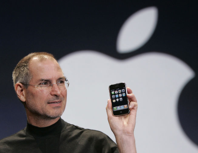 Стив Джобс демонстрирует публике самый первый iPhone (2007 год)