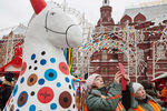 Жители города во время открытия фестиваля «Московская Масленица» на Манежной площади