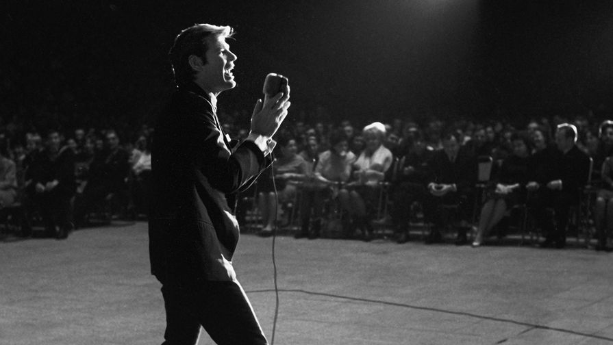 Американский певец, киноактер, кинорежиссёр и общественный деятель Дин Рид во время выступления на сцене Дворца спорта в Лужниках в Москве, 1966 год