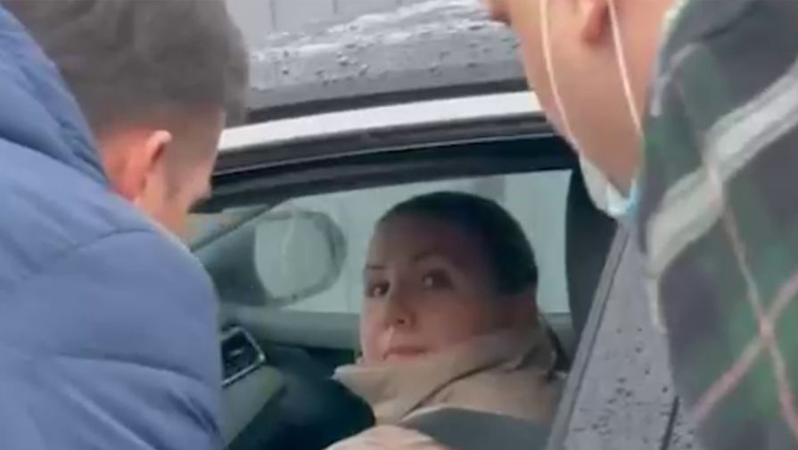 Женщина в неадекватном состоянии заблокировала дорогу в Москве