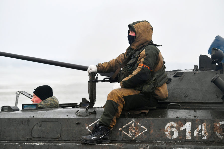 Военнослужащие РФ на шоссе возле границы с Украиной в Белгородской области, 
