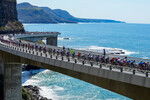 Гонщики проезжают мост Си Клифф во время чемпионата мира по шоссейным велогонкам в Вуллонгонге, Австралия, 25 сентября 2022 года