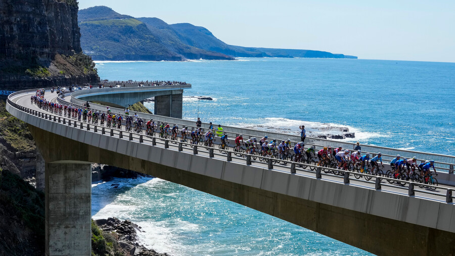 Гонщики проезжают мост Си Клифф во время чемпионата мира по&nbsp;шоссейным велогонкам в&nbsp;Вуллонгонге, Австралия, 25&nbsp;сентября 2022&nbsp;года