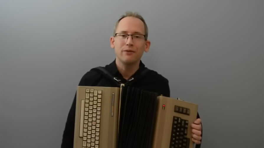 Шведский инженер собрал аккордеон с 8-битным звуком из двух старинных ПК Commodore 64