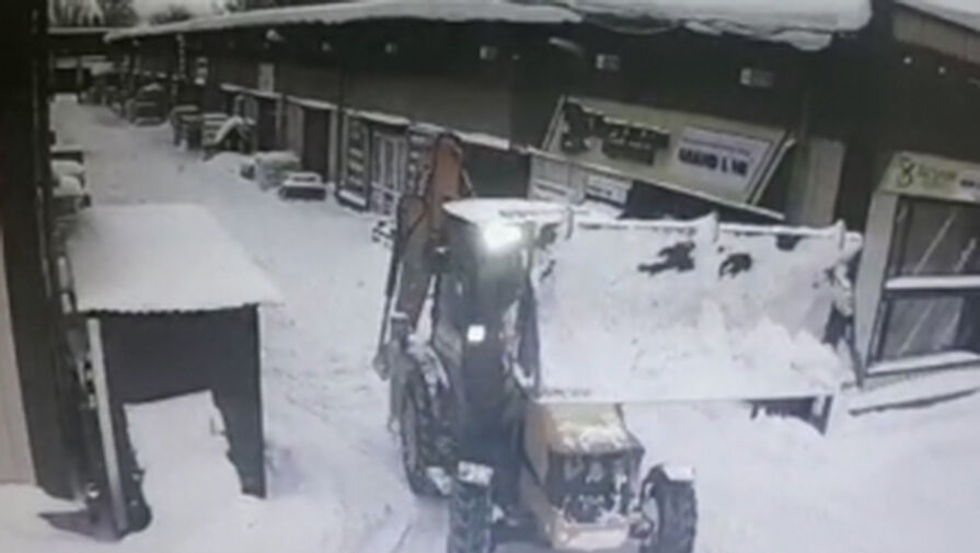 В Коломне водитель трактора насмерть задавил уборщика снега