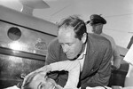Во время съемок фильма «Непрощенная» (1960) Одри Хепберн получила травму, упав с лошади.
На фото: актриса Одри Хепберн с мужем Мелом Феррером в аэропорту Лос-Анджелеса после того, как ее доставили на специальном самолете скорой помощи из Дуранго, Мексика, 1959 год