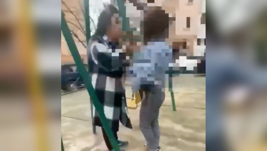 Жительница Сочи избила девочку-подростка на детской площадке