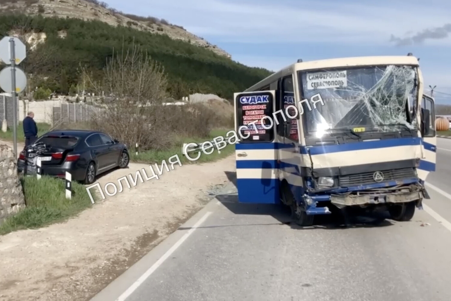 Автобус с пассажирами врезался в два автомобиля под Севастополем -  Газета.Ru | Новости