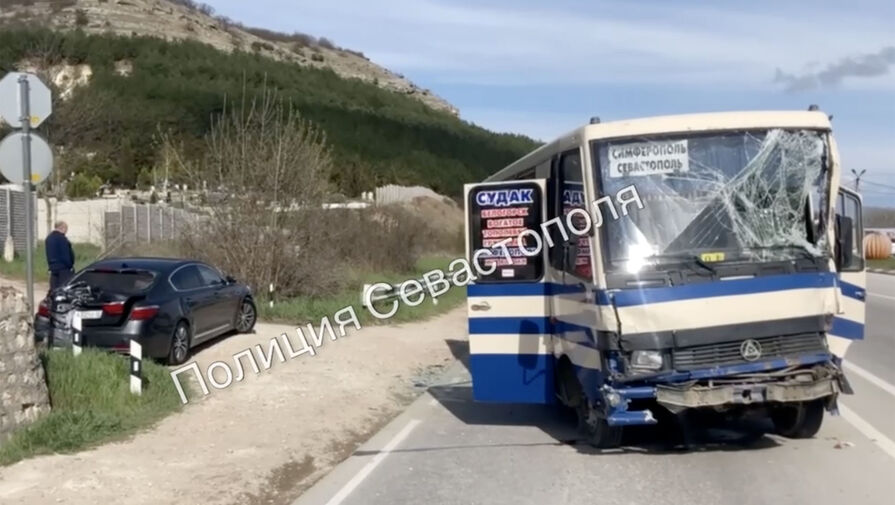 Автобус с пассажирами врезался в два автомобиля под Севастополем
