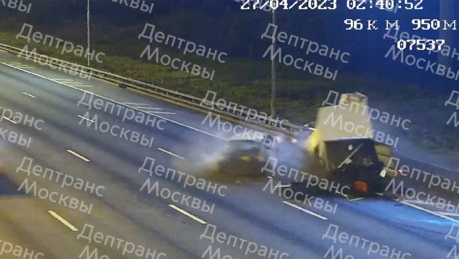 Автомобиль такси врезался в стоящий грузовик на МКАД