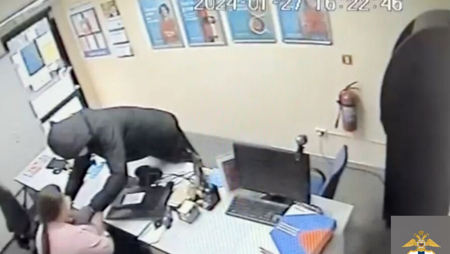 Мужчина в медицинской маске ограбил микрокредитную организацию, угрожая сотруднице ножом