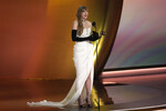 Певица Тейлор Свифт с наградой за «Лучший вокальный поп-альбом» на 66-й ежегодной премии Грэмми в Лос-Анджелесе, 4 февраля 2024 года