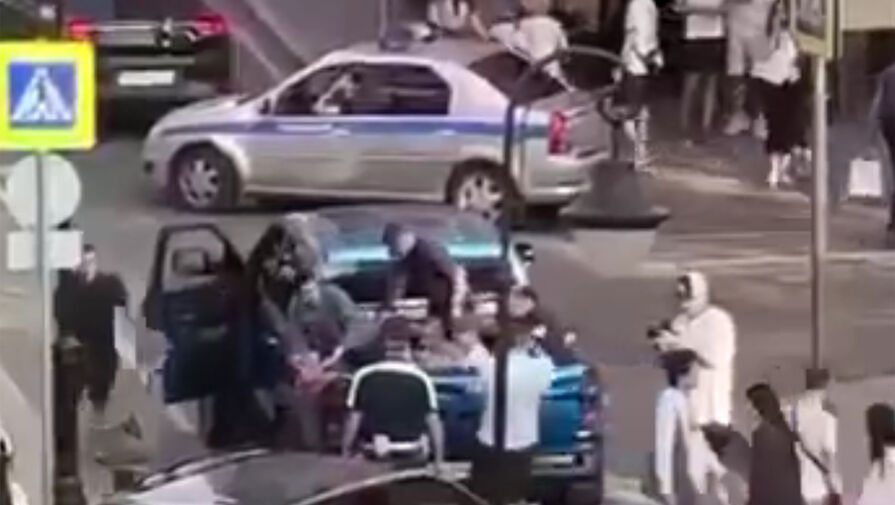 Москвич прокатил в кузове пикапа друзей и попал на видео