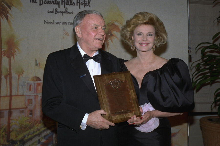 Фрэнк Синатра и его жена Барбара держат премию Уилла Роджерса, врученную ему Торговой палатой Беверли-Хиллз за&nbsp;вклад в&nbsp;индустрию развлечений, 1989&nbsp;год