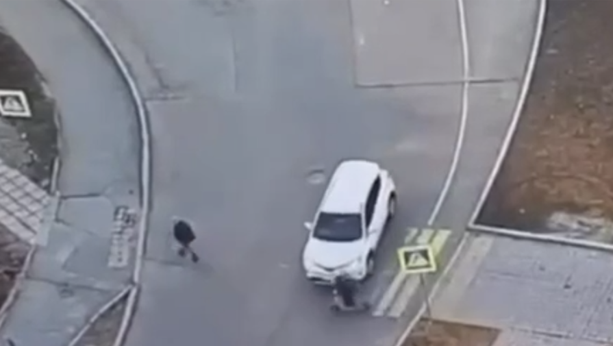 Самокатчик отлетел от жесткого удара иномарки, и это попало на видео