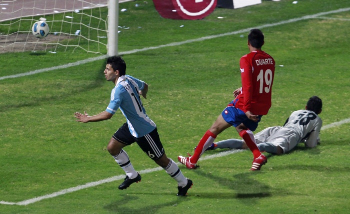 Серхио Агуэро забивает один из&nbsp;голов в&nbsp;ворота Коста-Рики