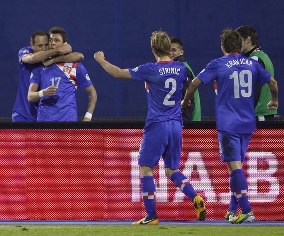 Партнеры по&nbsp;команде поздравляют Марио Манджукича с&nbsp;голом в&nbsp;ворота сборной Сербии