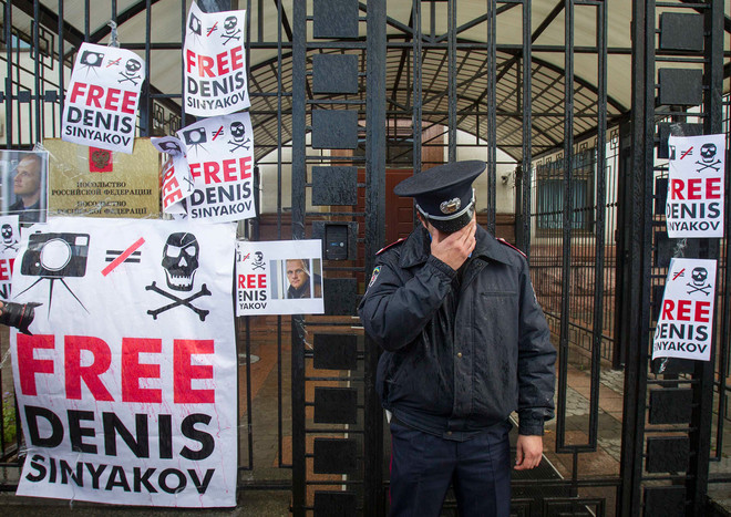 Акция протеста украинских фотографов и журналистов против ареста их российского коллеги Дениса Синякова, работавшего на&nbsp;судне Arctic Sunrise во время захвата платформы в&nbsp;Печорском море