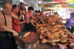 Освежеванные собачьи туши на рынке во время фестиваля собачьего мяса в Китае