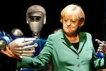Ангела Меркель осматривает робота «Джастина» во время посещения Международной авиакосмической выставки в Берлине, 2010 год
