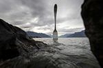 Гигантская вилка, созданная дизайнером Жан-Пьером Цаугом в Женевском озере
