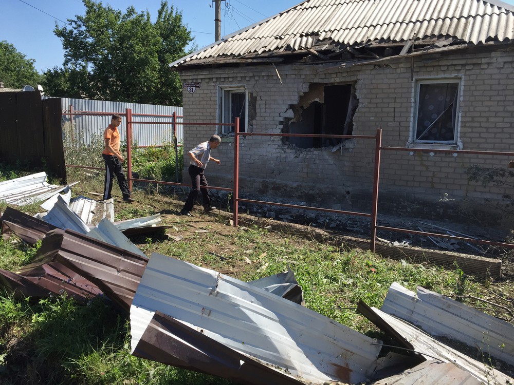 Дом, пострадавший в результате обстрела украинскими силовиками города Горловки Донецкой области