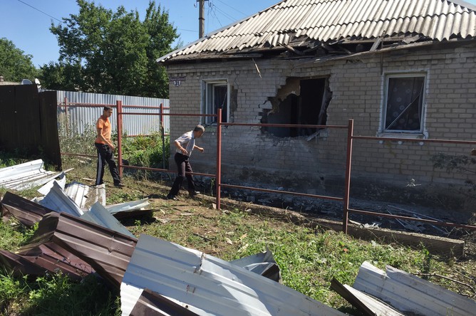 Дом, пострадавший в результате обстрела украинскими силовиками города Горловки Донецкой области
