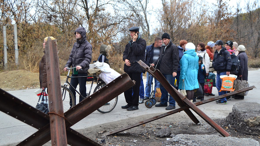 Местные жители на&nbsp;пешеходном пункте пропуска из&nbsp;Луганска в&nbsp;Станицу Луганскую