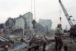 Советские и польские монтажники разбирают разрушенный землетрясением элеватор
