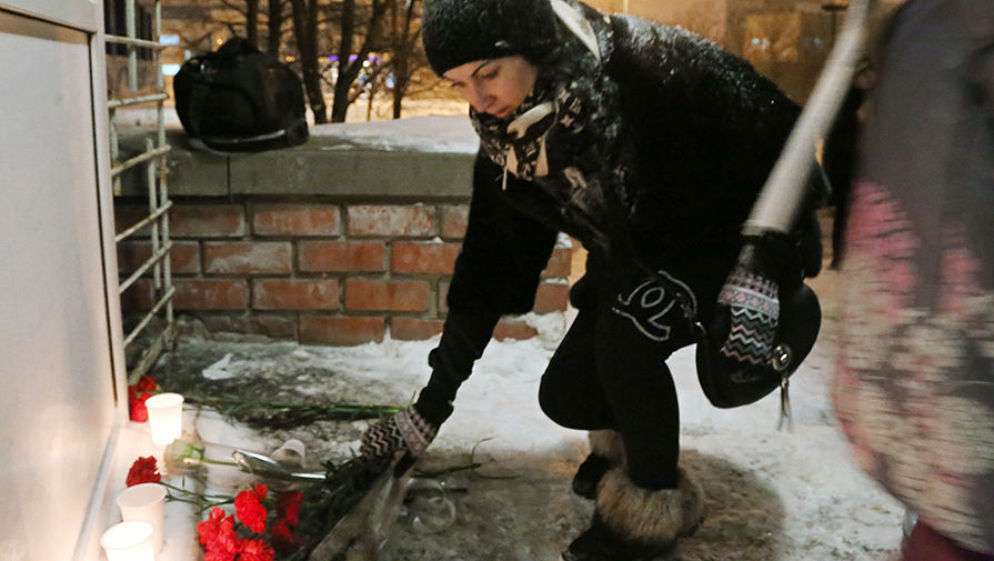 Участница акции в&nbsp;память о&nbsp;пациенте, погибшем от рук врача городской больницы №2 в&nbsp;Белгороде, возлагает цветы у&nbsp;здания больницы