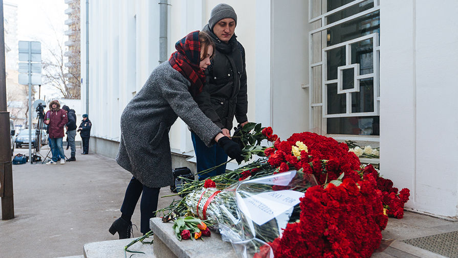 Цветы у&nbsp;посольства Бельгии в&nbsp;Москве