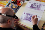 Волгоградский художник Владислав Коваль работает над эскизом 200-рублевой банкноты