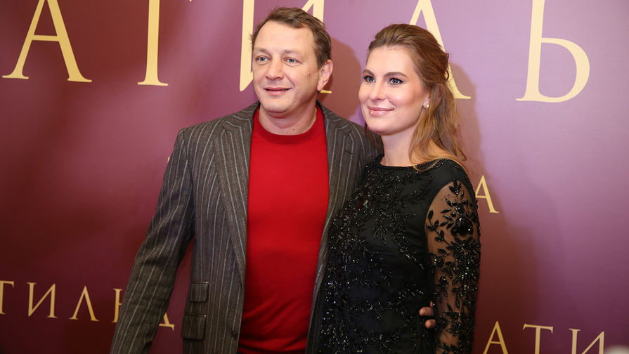 Актер Марат Башаров с Елизаветой Шевырковой на премьере фильма «Матильда» в Москве, 24 октября 2017 года