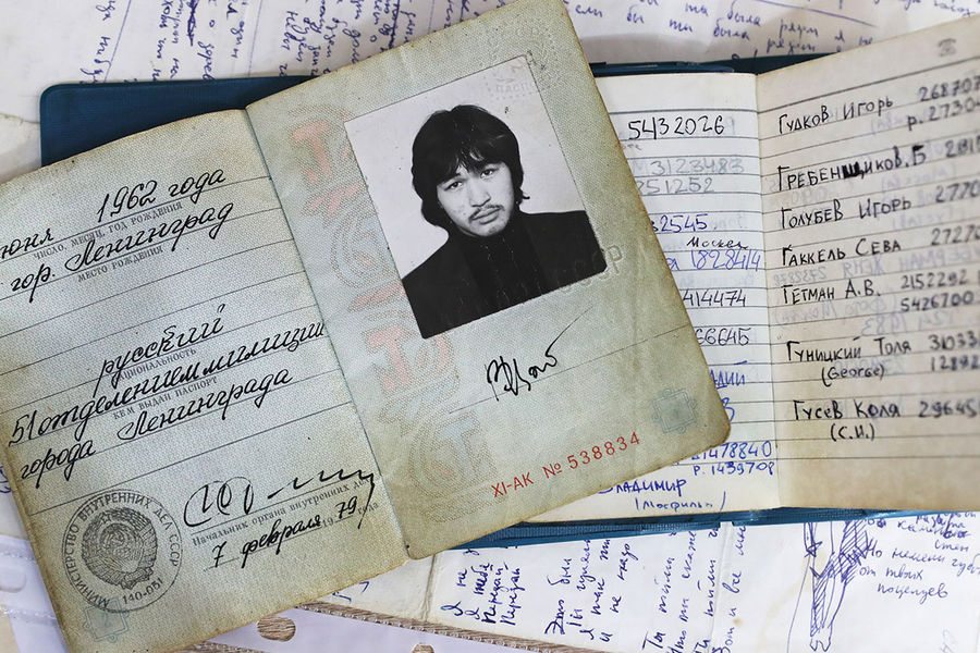 Паспорт Виктора Цоя, его записная телефонная книжка и рукопись неизданных песен