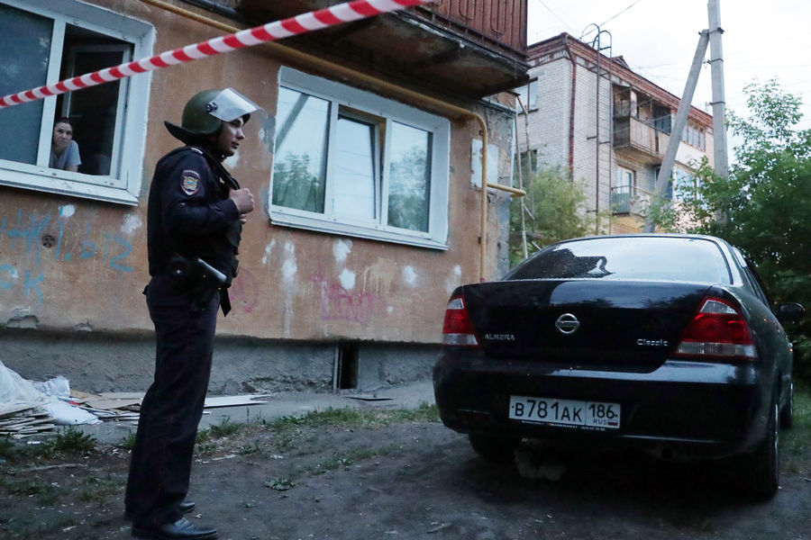 Ситуация у&nbsp;жилого дома в&nbsp;микрорайоне Химмаш в&nbsp;Екатеринбурге, где бывший полицейский открыл стрельбу из&nbsp;окна, 30 мая 2021 года