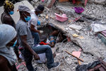 Местные жители ищут выживших под обломками разрушенных домов, 16 августа 2021 года