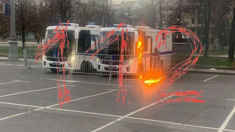 Мужчина бросил коктейль Молотова в автозак Росгвардии в центре Москвы