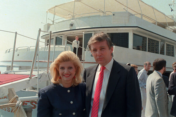 Ивана Трамп и Дональд Трамп возле яхты Trump Princess в&nbsp;Нью-Йорке, 1988&nbsp;год
