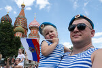 Десантник во время праздничных гуляний, посвященных 92-й годовщине создания ВДВ, на Красной площади, Москва, 2 августа 2022 года 