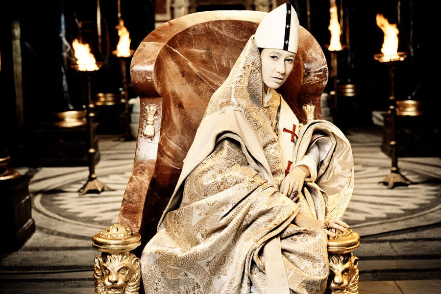 <b>&laquo;Иоанна &mdash; женщина на&nbsp;папском престоле&raquo; (2009)</b>
<br><br>
Экранизация одноименного романа американской писательницы Донны Вулфолк Кросс представляет собой вольную трактовку легенды о&nbsp;папессе Иоанне, которая якобы занимала папский престол под&nbsp;именем Иоанн VIII в&nbsp;девятом веке. Ватикан фильм, естественно, не принял: церковь до&nbsp;сих пор всячески отрицает само существование Иоанны, хотя много веков назад сомнению не подвергался даже факт ее правления.