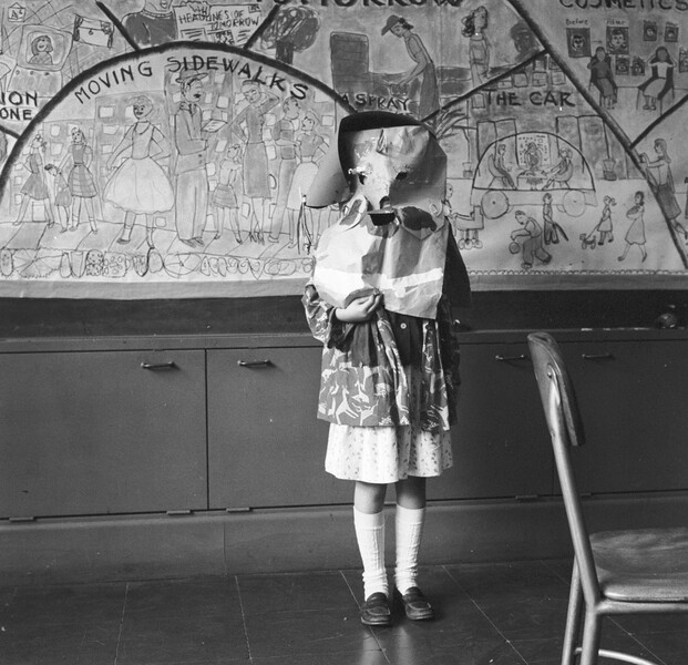 Девочка в маске на Хэллоуин, примерно 1955 год