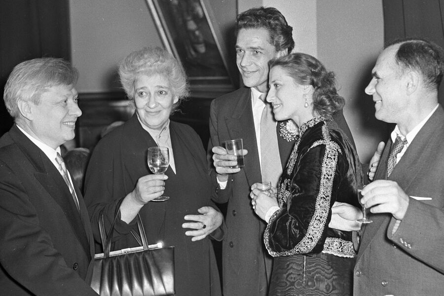 Народный артист СССР Сергей Образцов, народная артистка РСФСР Фаина Раневская, артист Пол Скофилд, заслуженная артистка РСФСР Майя Плисецкая, заслуженный деятель искусств РСФСР Павел Марков (слева направо) на&nbsp;приеме, устроенном Всероссийским театральным обществом в&nbsp;московском Доме актера в&nbsp;честь артистов английской драматической труппы во время ее гастролей в&nbsp;Москве, 15&nbsp;сентября 1955&nbsp;года