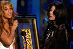Церемония вручения наград – Radio Music Awards (Лас Вегас, США). Бейонсе вручает Майклу Джексону награду «Humanitarian Award», 2003 год