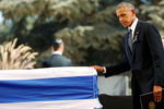 Президент США Барак Обама у гроба с телом Шимона Переса