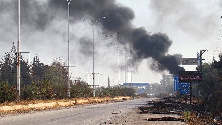 Дым рядом с поврежденной дорогой на западе Алеппо, 30 октября 2016 года